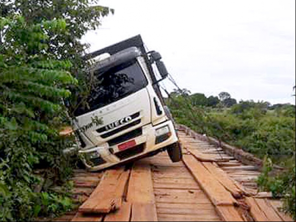 Caminhão tomba sobre ponte em MT
