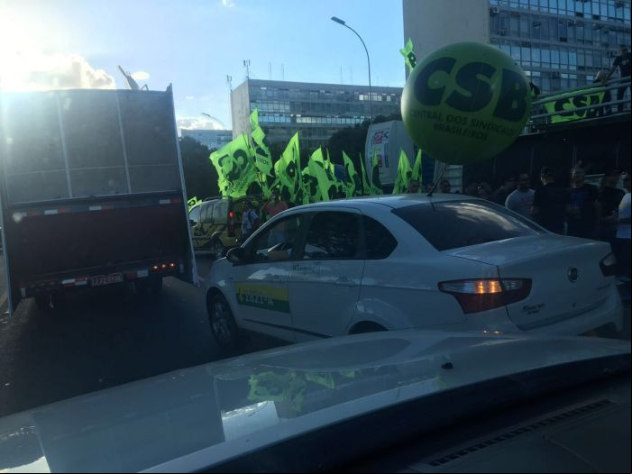 Central de Sindicatos circulando na Esplanada dos Ministérios