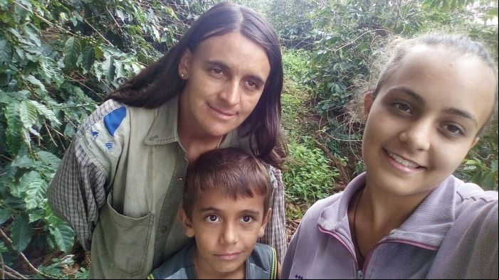 Angélica e seus dois filhos na lavoura em São Gonçalo do Sapucaí (MG) (Foto: Angélica Cunha)